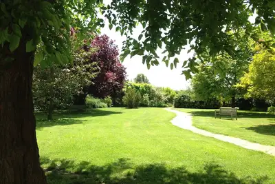 Image de Maison idéale pour les réunions de famille ou les amis avec un beau jardin anglais.