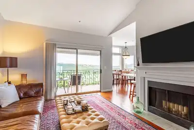 Image de Condo au dernier étage avec vue sur la montagne