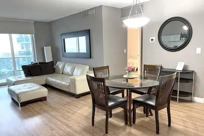 Image de Grand Appartement Sur La Plage! ! Piscine, Gym, Wifi, Parking. 1 Lit 1 Bain