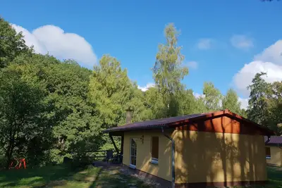 Image de Maisons de vacances sur un terrain naturel avec une plage privée sur le lac Zootzensee