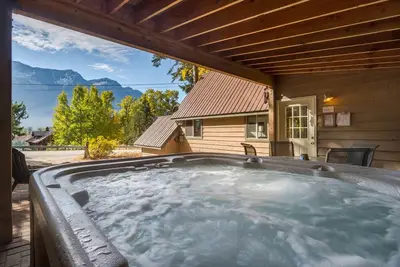 Image de Magnifique chalet avec vue sur la forêt, livré avec bain à remous privé!