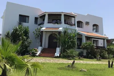 Image de Grande villa en bord de mer avec grande piscine