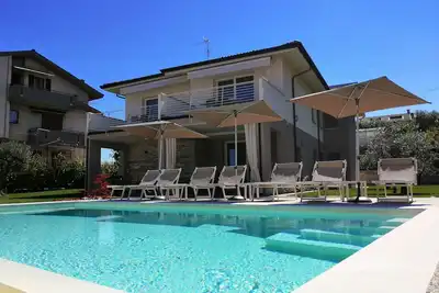 Image de \"Tulipano\" Appartement de charme avec piscine sur le lac de Garde