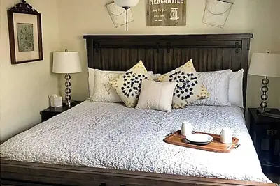 Image de Super cool bunkhouse rétro moderne, le plus récent espace de Ravens 'Off Main. Tellement confortable!