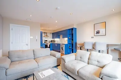 Image de Suites avec vue sur le port (C). Coeur de la ville appartement de 3 chambres avec vue sur l'eau et parking