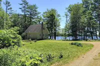 Image de Cozy Lakefront Cottage dans le milieu de la cĂ´te du Maine