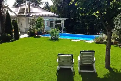 Image de Un sympathique/ appartement moderne dans un endroit central mais très calme avec une piscine privée!