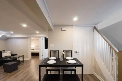 Image de Nouveau, moderne, 2 chambres et 2 salles de bains avec bain à remous près de l'aéroport Pearson de Toronto