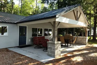 Image de Sunken Lake Cottage avec 2 kayaks et pédalo