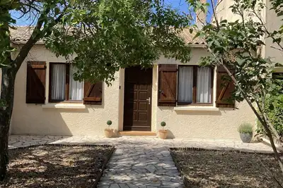 Image de Villa avec jardins, garage, barbecue et terrasse ensoleillée