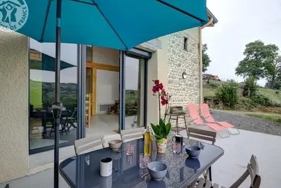 Image de Maison spacieuse avec terrasse, jardin et poêle à bois à Saint-Héand