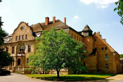 Vivre dans le vieux manoir avec vue sur le parc