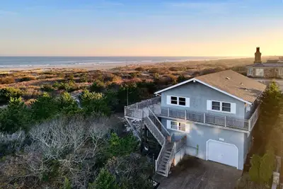 Image de Old Avalon Upside down �� la maison avec une vue imprenable sur l'océan.