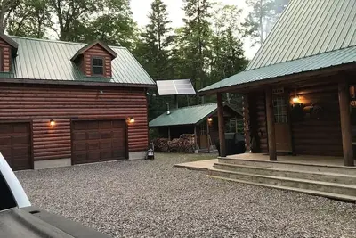 Image de Log lodge à distance dans les contreforts Huron Mountain