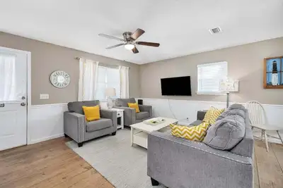 Image de Maison de trois chambres appelée Sea Turtle avec piscine partagée et distance de marche de la plage!