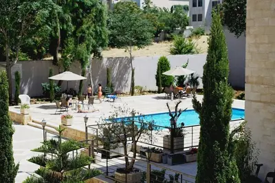 Image de Appartement chaleureux et élégant avec un patio personnel à Abdoun