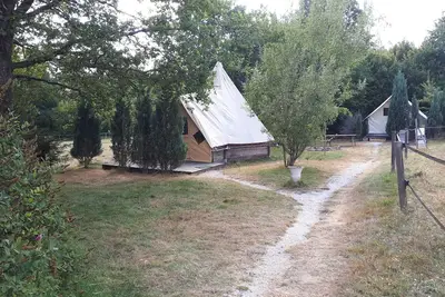 Image de Dans un domaine avec piscine couverte : coin cabanes pour des nuits insolites