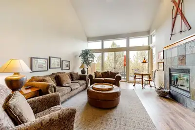 Image de Belle maison de ville Eagle Crest w / une vue imprenable et piscines / bains à remous partagés!