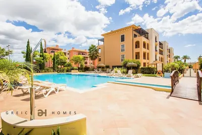 Image de 2 Appartement de luxe en suite dans une copropriété privée donnant sur le golf