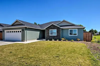Image de Nouveau! Cozy Home w \/ Yard - 3 Mi. au centre-ville de Medford!