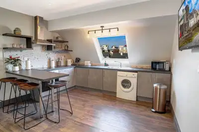 Image de Emplacement! 2 lit / 1 salle de bain City Loft Apartment. 2 min à pied du quartier latin et Eyre Square. Parking