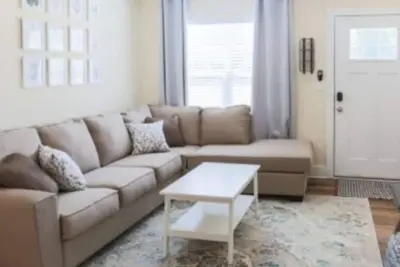 Image de Relaxing & Comfy 3 Bedroom Home, Easy Access!