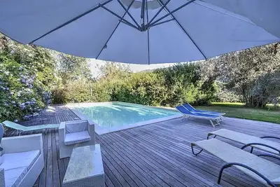 Image de Villa Calesse B: Une maison indépendante caractéristique et accueillante entourée de prairies et de collines verdoyantes.