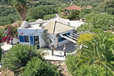 Image de Maison de vacances moderne, très calme, entourée d'oliveraies sur une colline