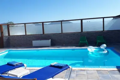 Image de Villa familiale à Playa Blanca avec jacuzzi et aire de jeux.
