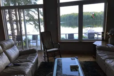 Image de vue magnifique, marches menant au lac, 2 canoës et pédalo