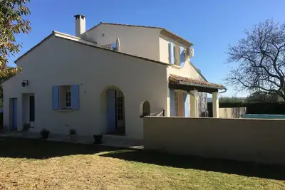 Maison de 3 chambres à distance de marche d'Uzes avec piscine