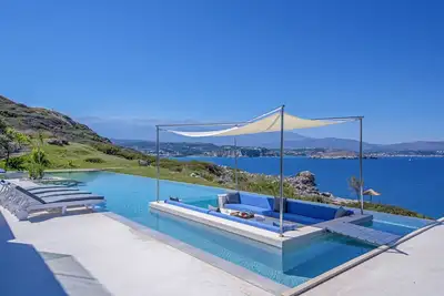 Image de Luxueux domaine en bord de mer sur cinq acres de terrain aménagé.