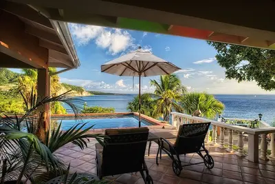 Image de Oceanfront de luxe. Couchers de soleil spectaculaires. Vue sur montagne. Avalon.