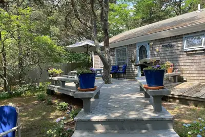 Image de Salt N ’Pepper Cottage Étapes menant à deux plages privées de la baie de Cape Cod pour vous!