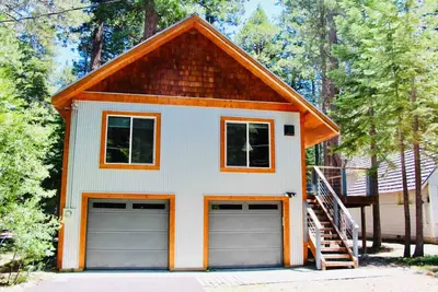 Image de Modern West Shore Chalet - Promenade à la plage