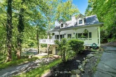 Image de Détendez-vous au bord de la rivière dans les montagnes de Géorgie du Nord à Dahlonega