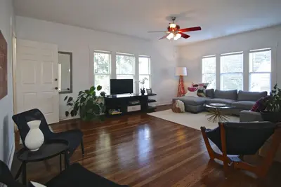 Image de Vivez comme un local! Lumineux, élégant, spacieux. Emplacement! ! Duplex fermé avec parking