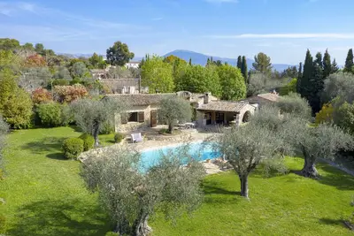 Image de Grand jardin familial et villa avec piscine