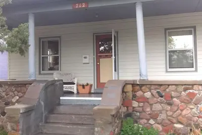 Image de Historic Stone Porch House - à seulement 5 min du centre-ville!