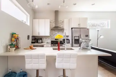 Image de Luxury Master Master Suite Near Downtown