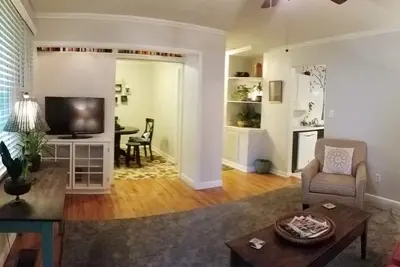 Image de Cozy 2 Bdrm House près de Uptown, quartier piétonnier propice aux familles