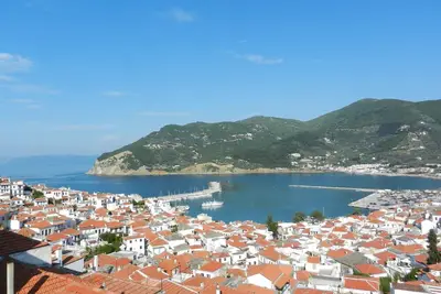 Image de Blue Spiridon, Nouvelle maison de location spacieuse au coeur de la ville