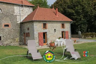 Image de Gîte de charme 4 épis Peyrat La Nonière sur domaine avec Château et étang