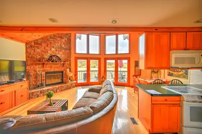 Image de Cabine isolée avec étang rempli et vues incroyables depuis la grande terrasse et le bain à remous!