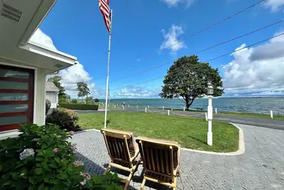 Image de Accueil Lakefront avec super vues. Marches à l'extérieur de Lakeside.