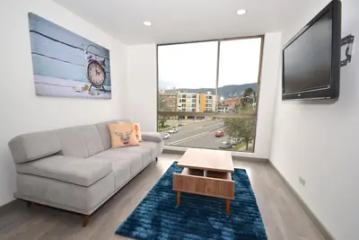Image de Omega - 2 Br. Appartement rénové avec balcon privé