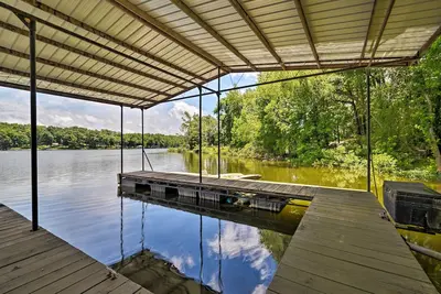 Image de Nouveau! Bord de l'eau Lake Barkley Home w / Deck + Grill!