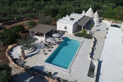 Image de Trull'amore fantastique surplombant Ostuni et Masseria Foragno