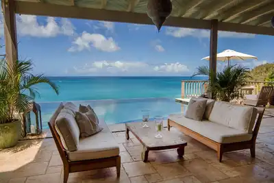 Image de Villa de 5 chambres avec piscine dans un emplacement magnifique au sommet d'une falaise à côté de la magnifique plage