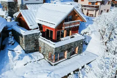 Image de Chalet Élégant avec Bains à Remous + Cuisine Entièrement Equipée + Terrasse